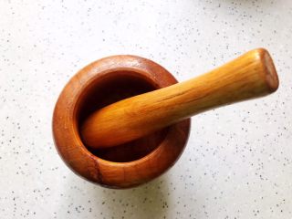 6、蒜蓉拌鸡蛋,取蒜臼子一个