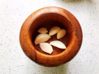 7、蒜蓉拌鸡蛋,放入新蒜