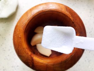 8、蒜蓉拌鸡蛋,加一丢丢细盐