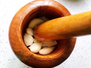 9、蒜蓉拌鸡蛋,捣烂