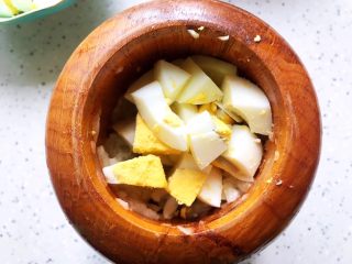 11、蒜蓉拌鸡蛋,加入鸡蛋