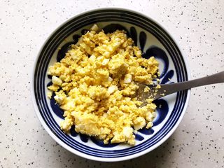 13、蒜蓉拌鸡蛋,倒入碗内