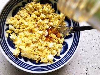 14、蒜蓉拌鸡蛋,滴适量香油