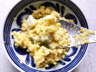 15、蒜蓉拌鸡蛋,搅拌均匀，即可