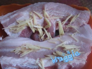 1、港式蜜汁叉烧,五花肉去皮洗净后,切开两段