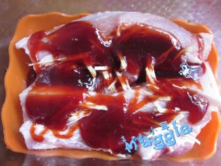 3、港式蜜汁叉烧,倒入2匙羹叉烧酱,1匙羹生抽,1匙羹耗油