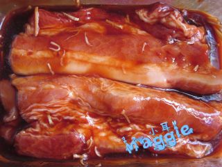 7、港式蜜汁叉烧,两天后从冰箱取出肉,解冻半小时