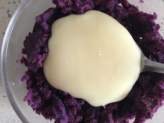 2、彩色糯米糍,加入一勺炼乳