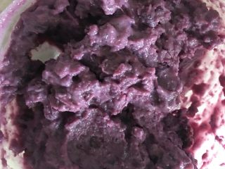 3、彩色糯米糍,搅拌均匀