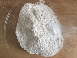 4、彩色糯米糍,糯米粉与糖粉混合