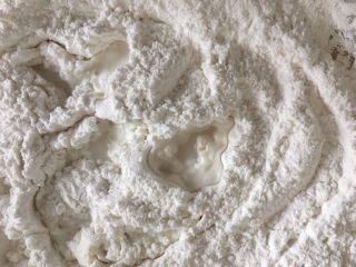 5、彩色糯米糍,加入水