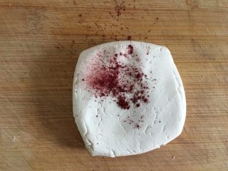 9、彩色糯米糍,一等分加入红曲粉