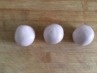 11、彩色糯米糍,分成三个小剂子