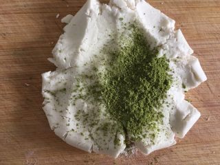 16、彩色糯米糍,同理加入抹茶粉.步骤如粉色面团