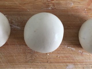 17、彩色糯米糍,白色面团分成三个小剂子，步骤如粉色面团