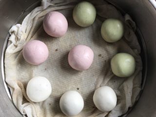 18、彩色糯米糍,上锅大火蒸制10分钟