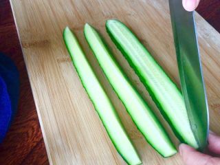 2、海鲜酱爆鸡丁,黄瓜洗净剖切4条