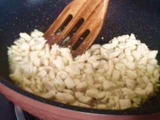 10、海鲜酱爆鸡丁,翻炒变色后出锅