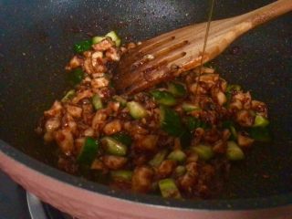 17、海鲜酱爆鸡丁,少许香油翻炒均匀出锅