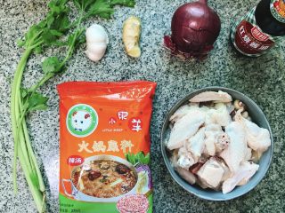 1、吃鸡➕鸡煲火锅,准备好所有食材！（鸡是菜市场帮我杀好，剁好块的）两个人吃的话，鸡最好能挑个三四斤重的……太小估计不够吃……????