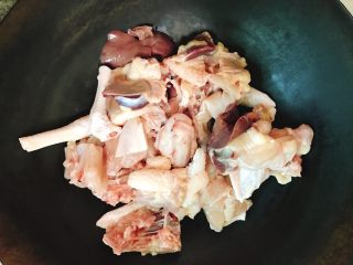 3、吃鸡➕鸡煲火锅,鸡肉洗好后放锅里