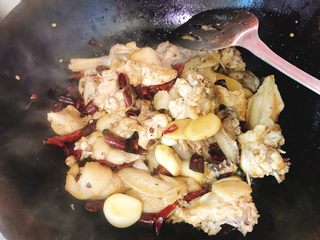 12、吃鸡➕鸡煲火锅,翻炒至鸡肉有点金黄