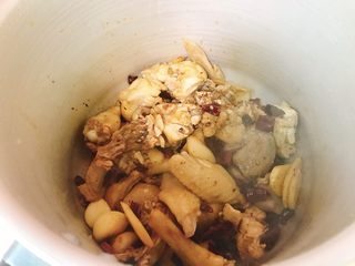 13、吃鸡➕鸡煲火锅,再倒入高压锅！（为了节约时间，我选择用高压锅）上气后压5分钟就可以了！