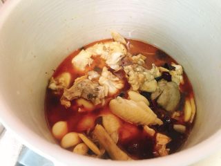 14、吃鸡➕鸡煲火锅,加入适量开水，水不用没过鸡肉！90％满样子！上气后五分钟关火！（如果直接炒菜锅里焖的话，差不多需要小火半个小时）