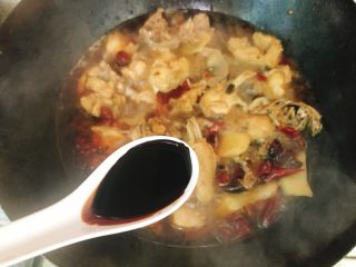 16、吃鸡➕鸡煲火锅,加入半勺老抽上色