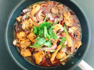 19、吃鸡➕鸡煲火锅,装煮火锅的锅里