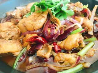 20、吃鸡➕鸡煲火锅,开吃啦！吃完肉后，剩下的汤汁再加些清水，就可以刷火锅吃啦！味道不够的话，可以再把剩下的半包香料粉倒入锅里刷火锅！很香很香！