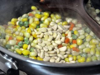 9、松仁玉米, 倒入松仁，翻炒几下起锅。我用的是熟松仁，因此起锅前放，如果是生的，在放胡萝卜前放。