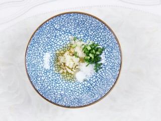 6、花样面条 麻辣火锅面,适量葱花