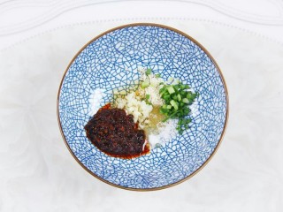 7、花样面条 麻辣火锅面,加适量火锅底料(这是我之前烫火锅剩下,煮鱼的调料剩下一点也可以用)没有可以加普通的红油辣子