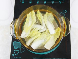 9、花样面条 麻辣火锅面,水沸腾后倒入白菜烫熟