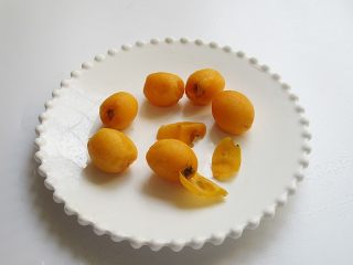 5、枇杷百合银耳羹,枇杷剥皮去核