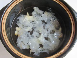 7、枇杷百合银耳羹,锅煲中加入适量水，放入泡好的银耳，开小火慢煮