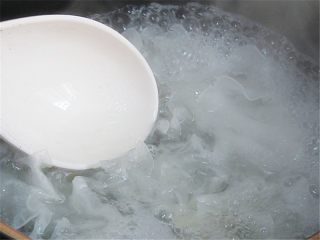 8、枇杷百合银耳羹,熬制汤内有银耳胶质