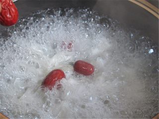 9、枇杷百合银耳羹,加入红枣和百合煮5分钟