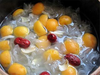 10、枇杷百合银耳羹,放入枇杷，继续煮5分钟