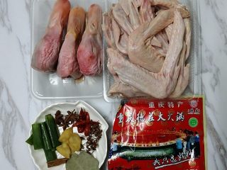 1、麻辣鸭头鸭翅,准备好所有食材