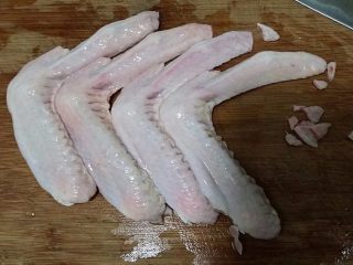 3、麻辣鸭头鸭翅,再将鸭翅膀的尖角切掉1CM左右