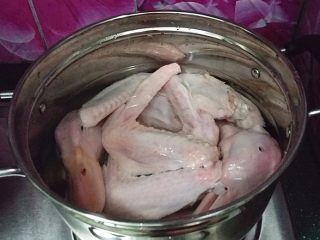 4、麻辣鸭头鸭翅,冷水入锅焯烫去腥后冼净备用