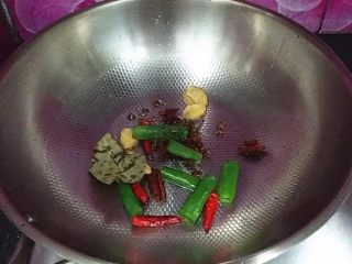 5、麻辣鸭头鸭翅,炒锅加热煸香：葱姜、桂皮、八角等调料