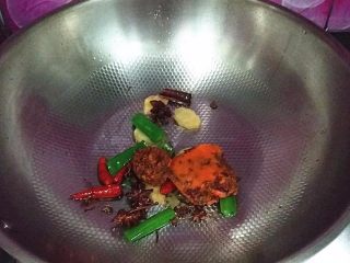 6、麻辣鸭头鸭翅,再放入火锅底料炒香