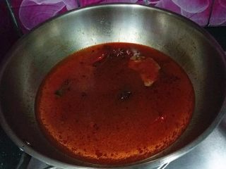 8、麻辣鸭头鸭翅,倒入清水加盖大火煮开