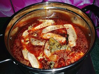 9、麻辣鸭头鸭翅,与焯水后的鸭翅膀一起倒入煮锅中加盖大火
