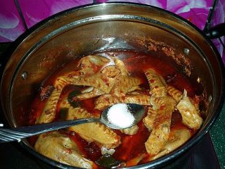 11、麻辣鸭头鸭翅,待鸭翅膀煮至熟烂时加入食盐调味