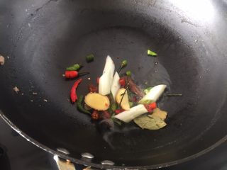 5、羊蝎子红汤面,热锅凉油放入锅中炒，小火炒香