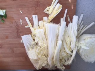 12、羊蝎子红汤面,现在可以把白菜切条，细一点好吃入味